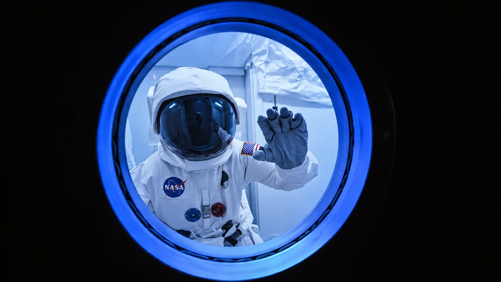 Astronaut hinter dem Bullauge im Escape Room Im Orbit