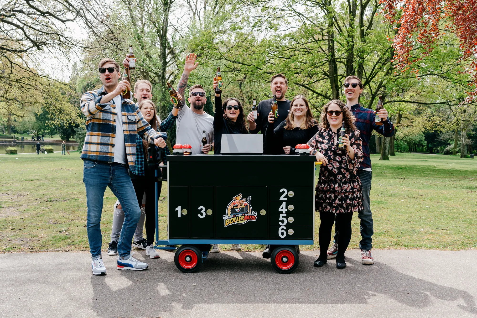 Gruppe feiert am Boller Battle Wagen